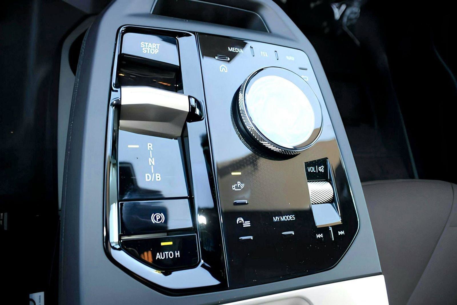 2026 BMW iX 60 - Photo 18