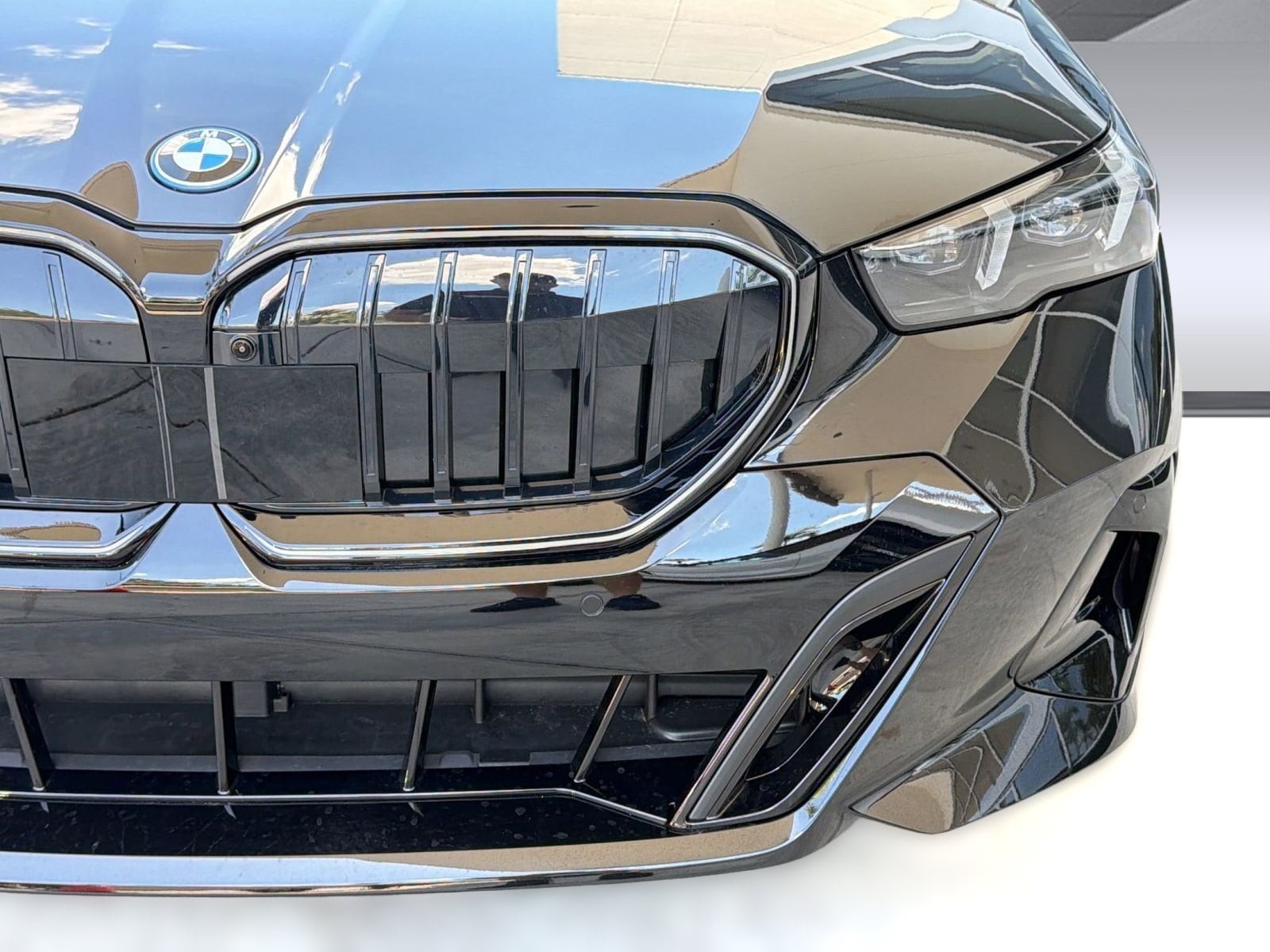 2027 BMW 5 Series 550e - Photo 11