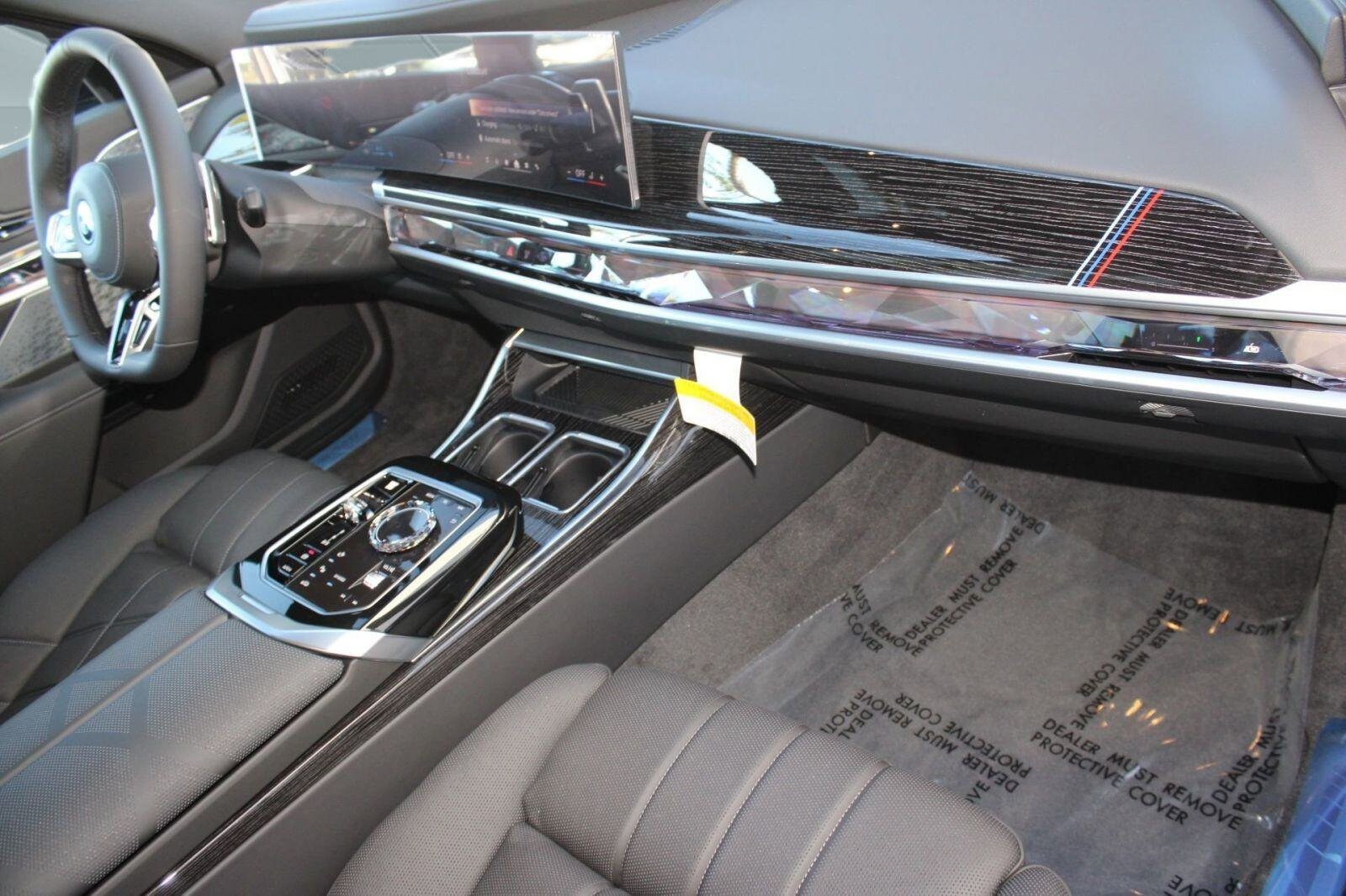 2026 BMW 7 Series 750e - Photo 32