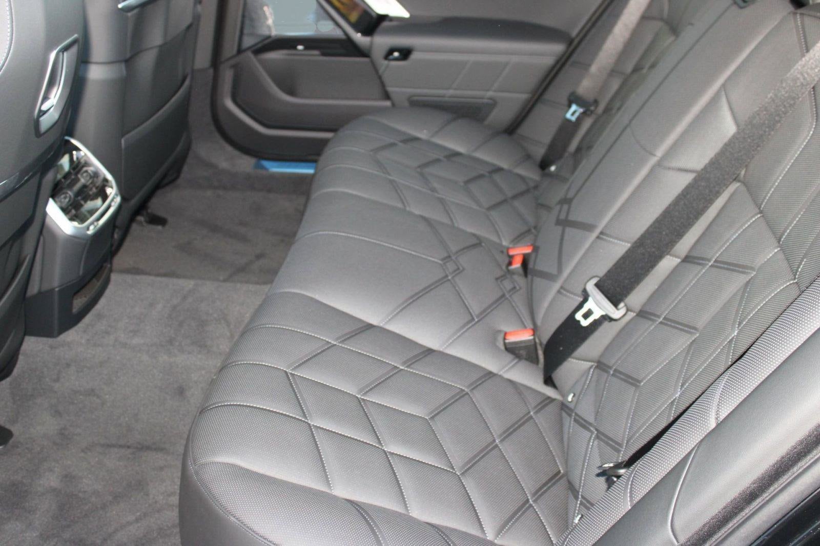 2026 BMW 7 Series 750e - Photo 13