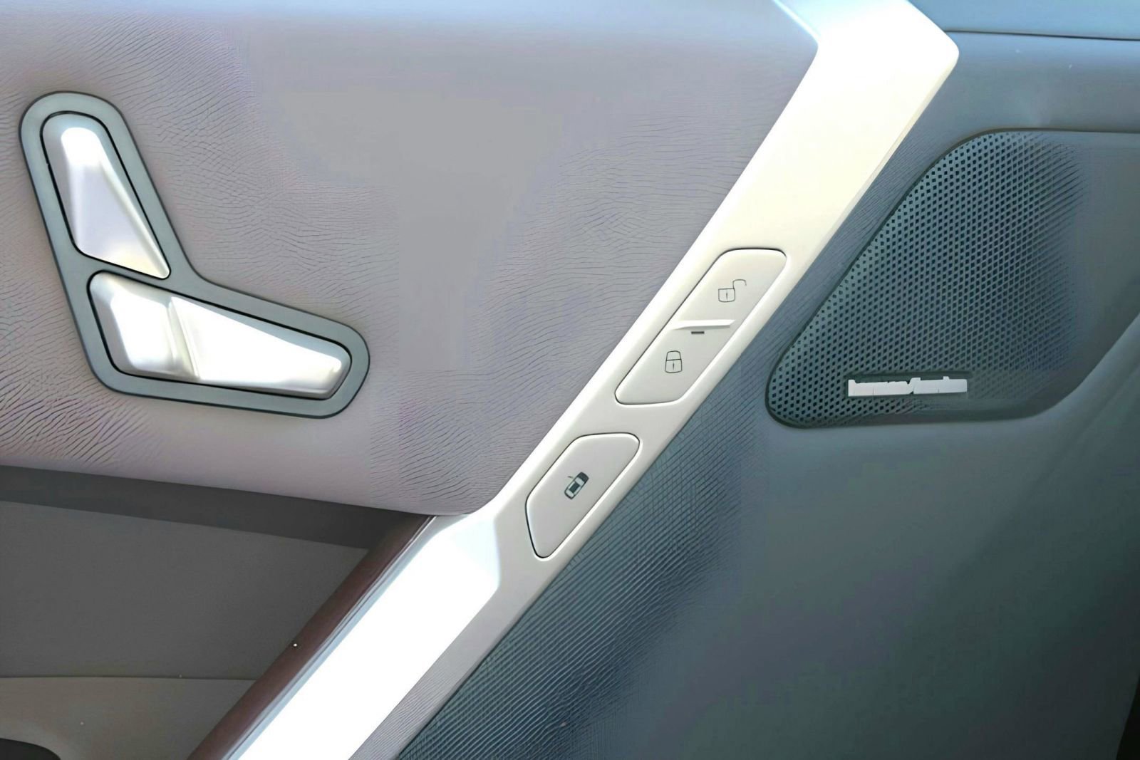 2026 BMW iX 60 - Photo 23