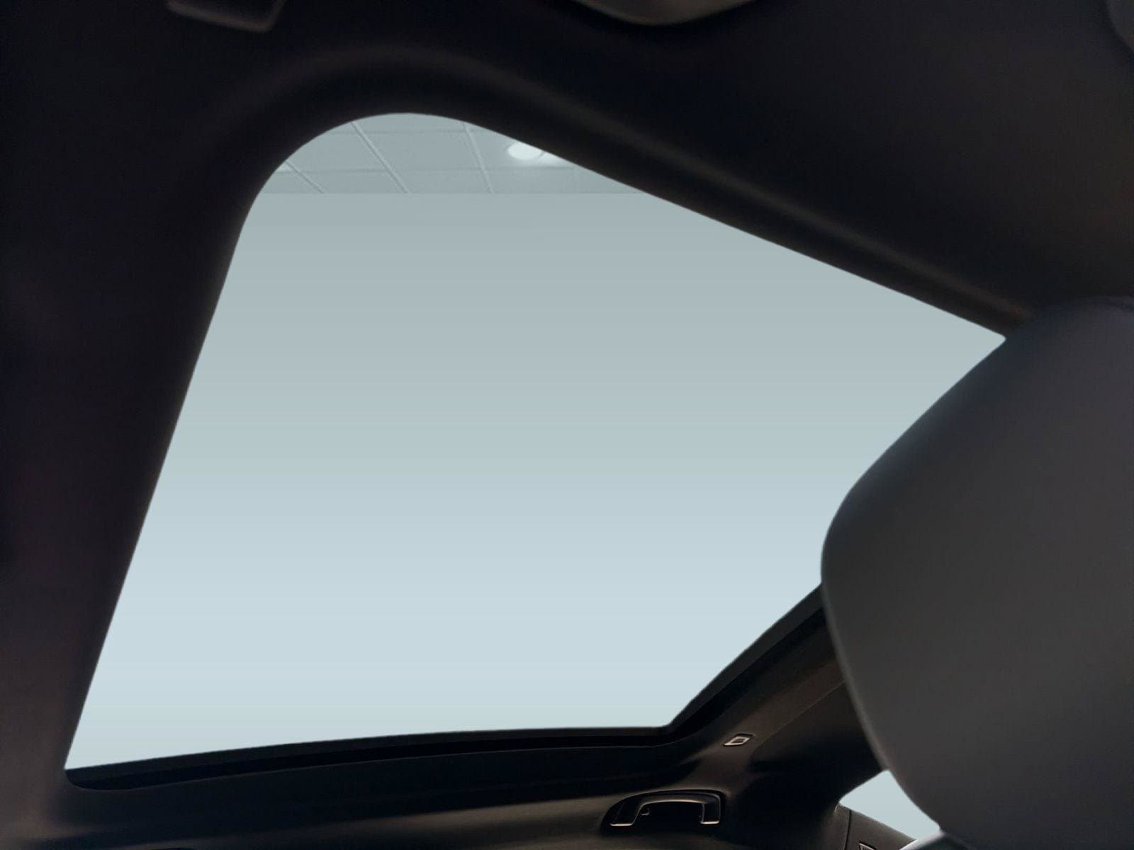2027 BMW 5 Series 550e - Photo 16
