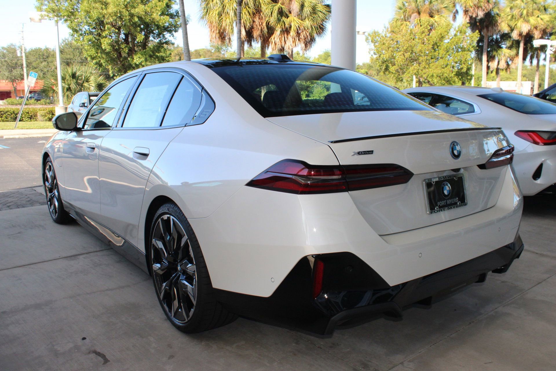 2026 Bmw 550e xDrive photo 3