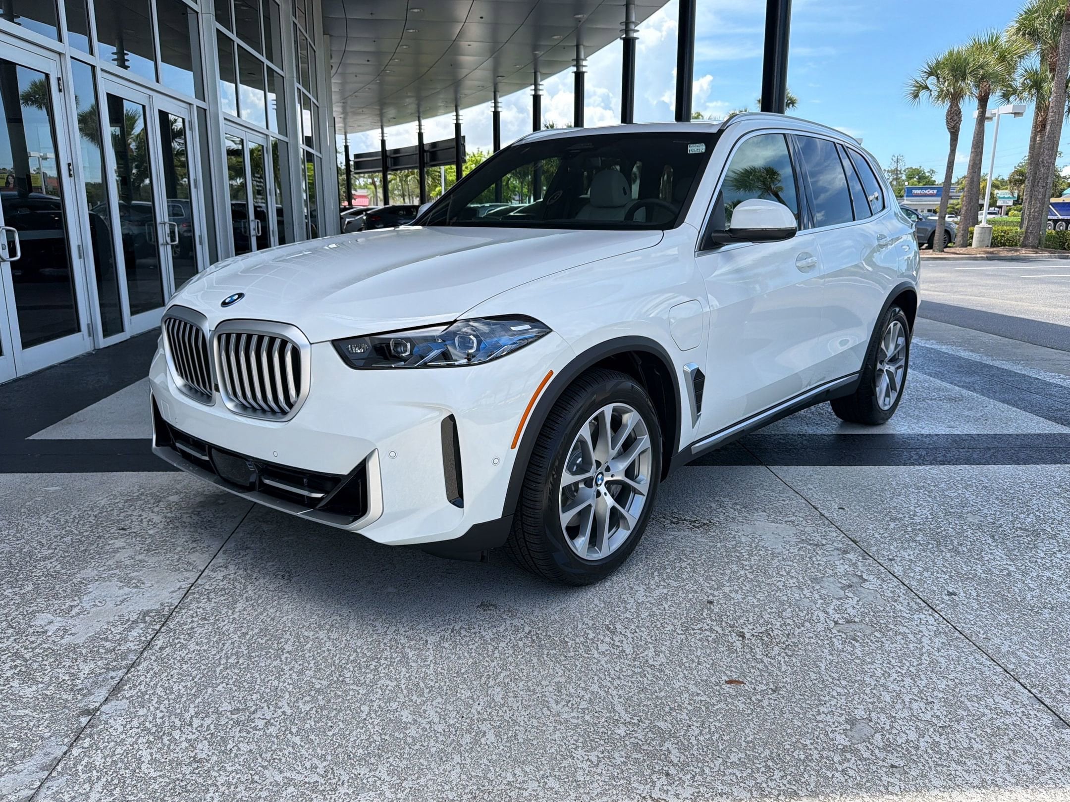 2026 BMW X5 xDrive50e's photo
