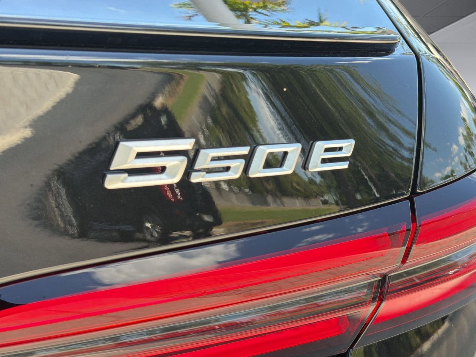 2027 BMW 5 Series 550e - Photo 31