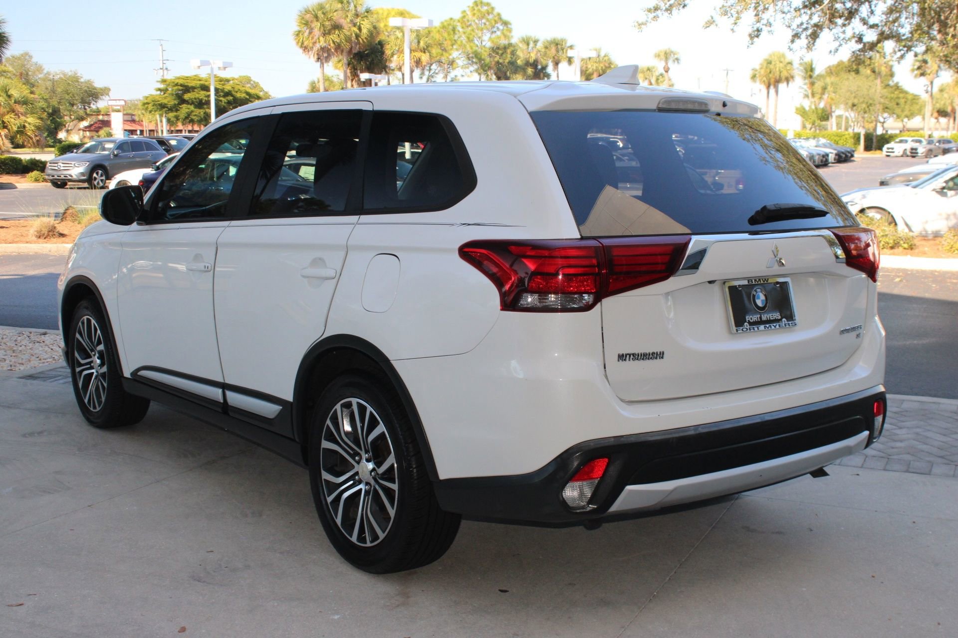 2017 Mitsubishi Outlander SE photo 2