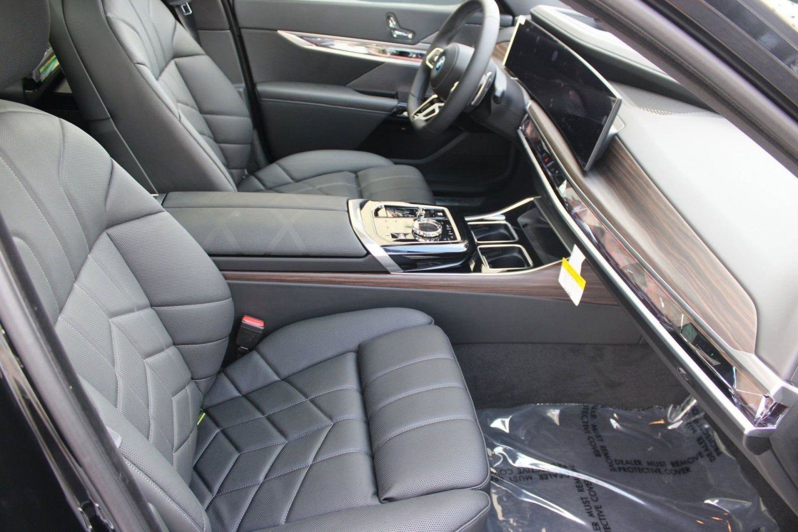 2026 BMW 7 Series 750e - Photo 32