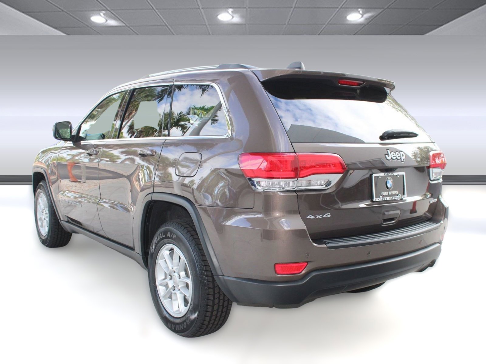 2019 Jeep Grand Cherokee Laredo E photo 3