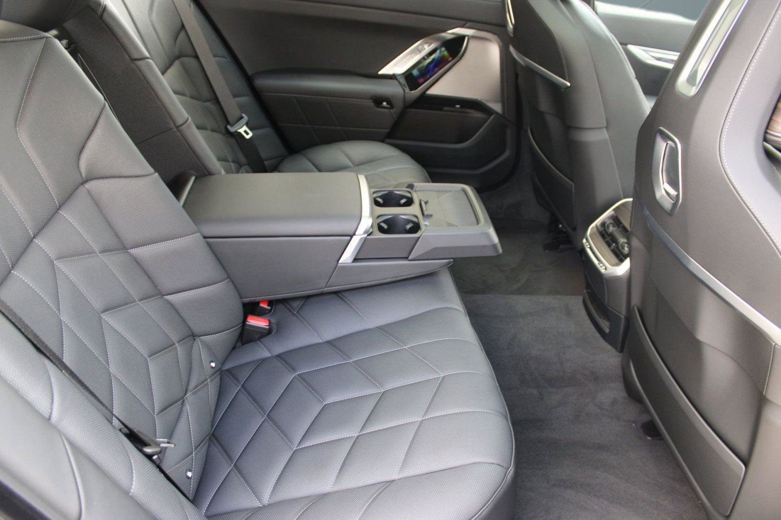2026 BMW 7 Series 750e - Photo 31