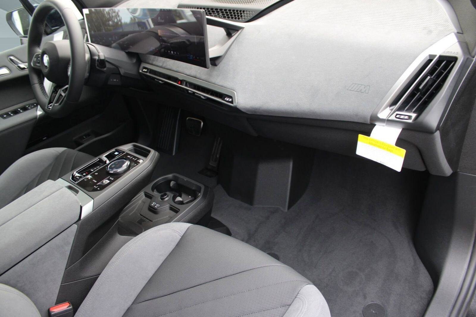 2026 BMW iX 45 - Photo 33