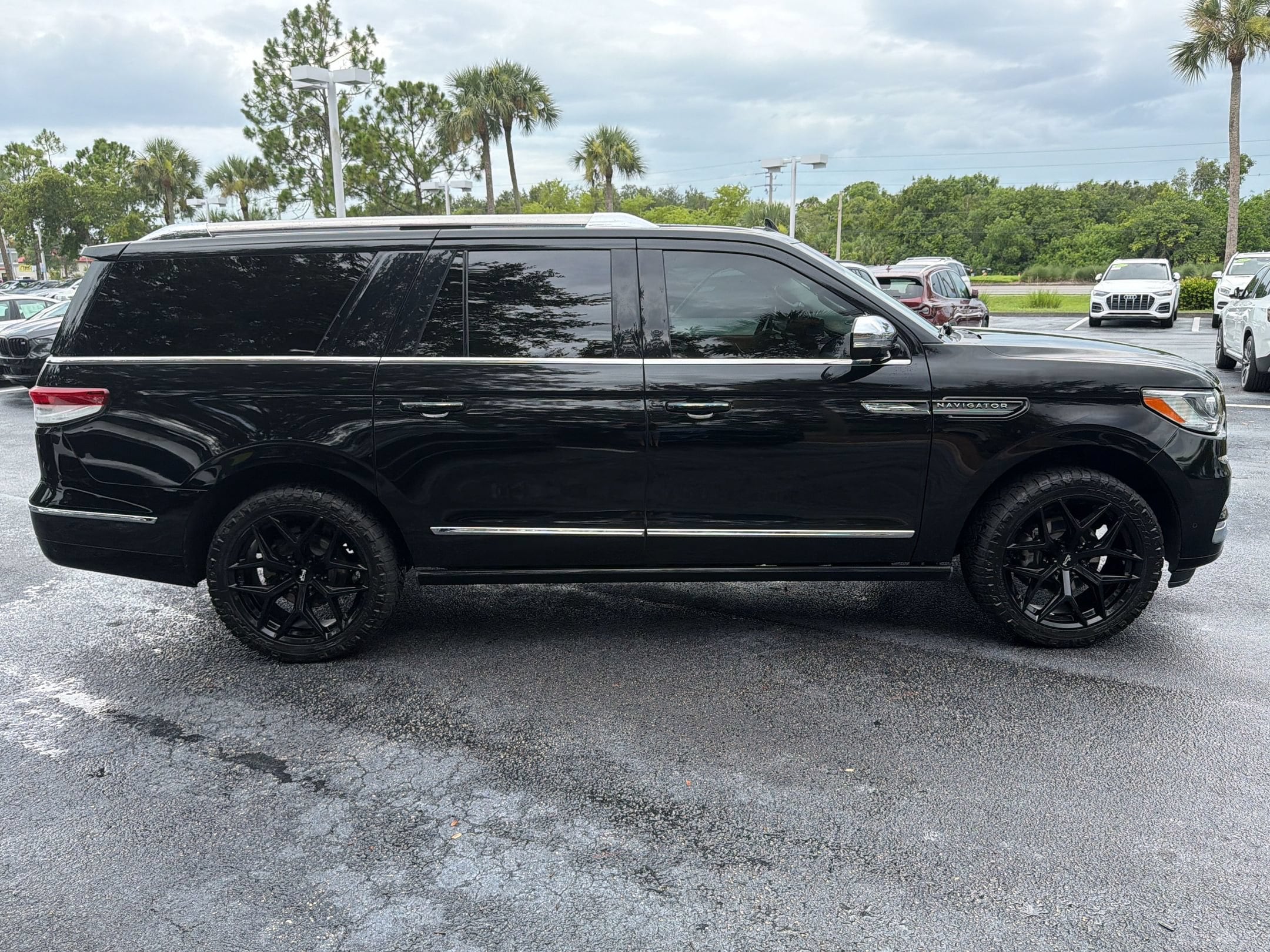 Navigator L Black Label SUV