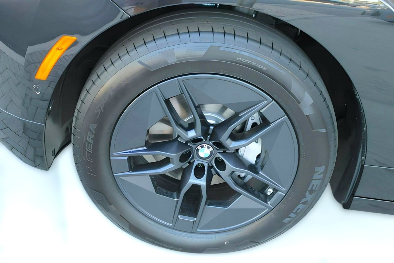 2026 BMW iX 60 - Photo 12