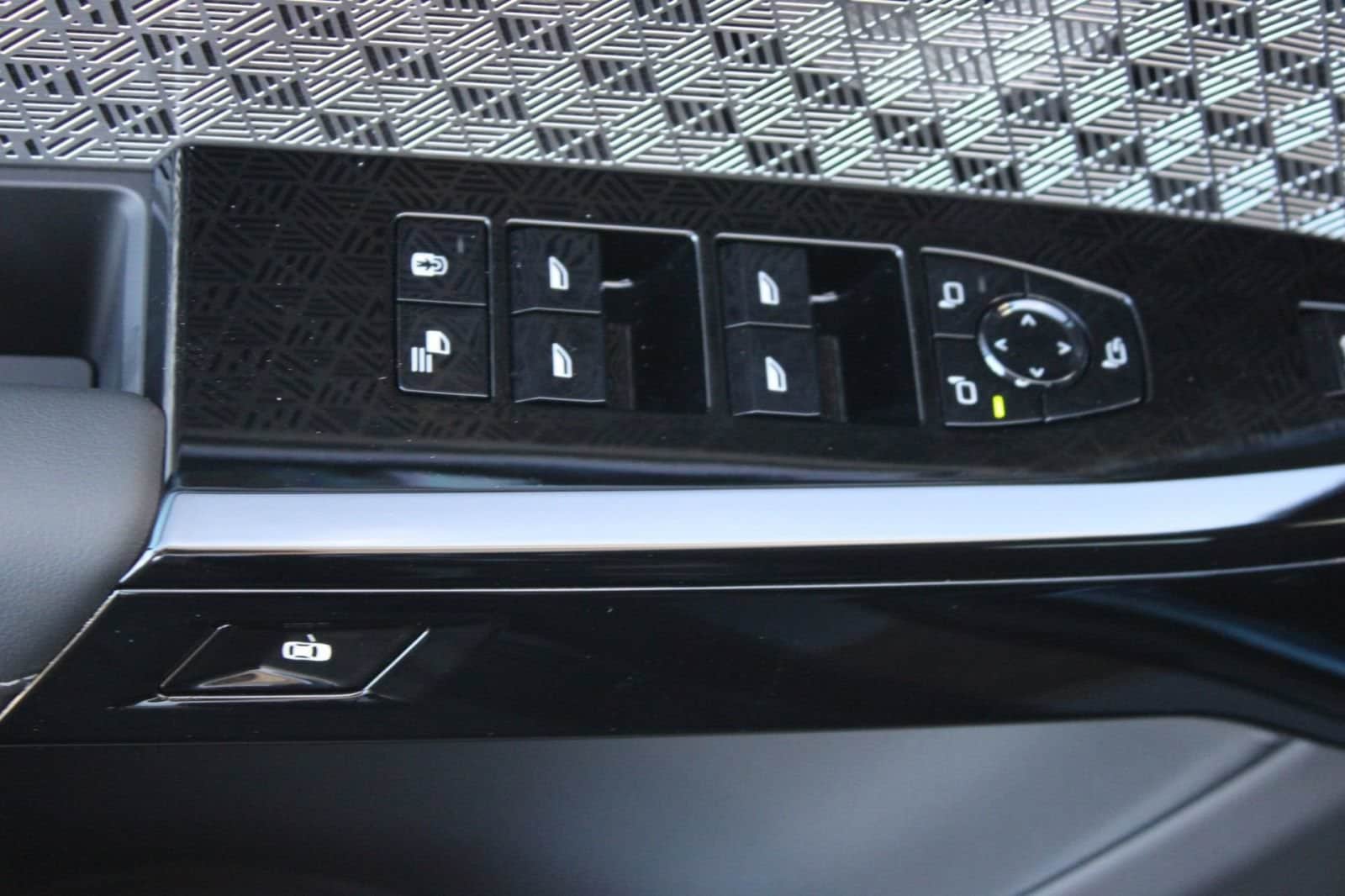 2026 BMW 7 Series 750e - Photo 16