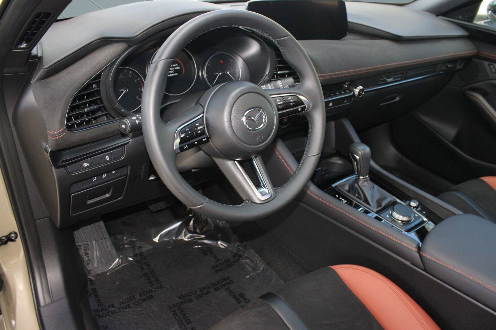 2024 Mazda Mazda3 Hatchback 2.5 Carbon Turbo photo 4