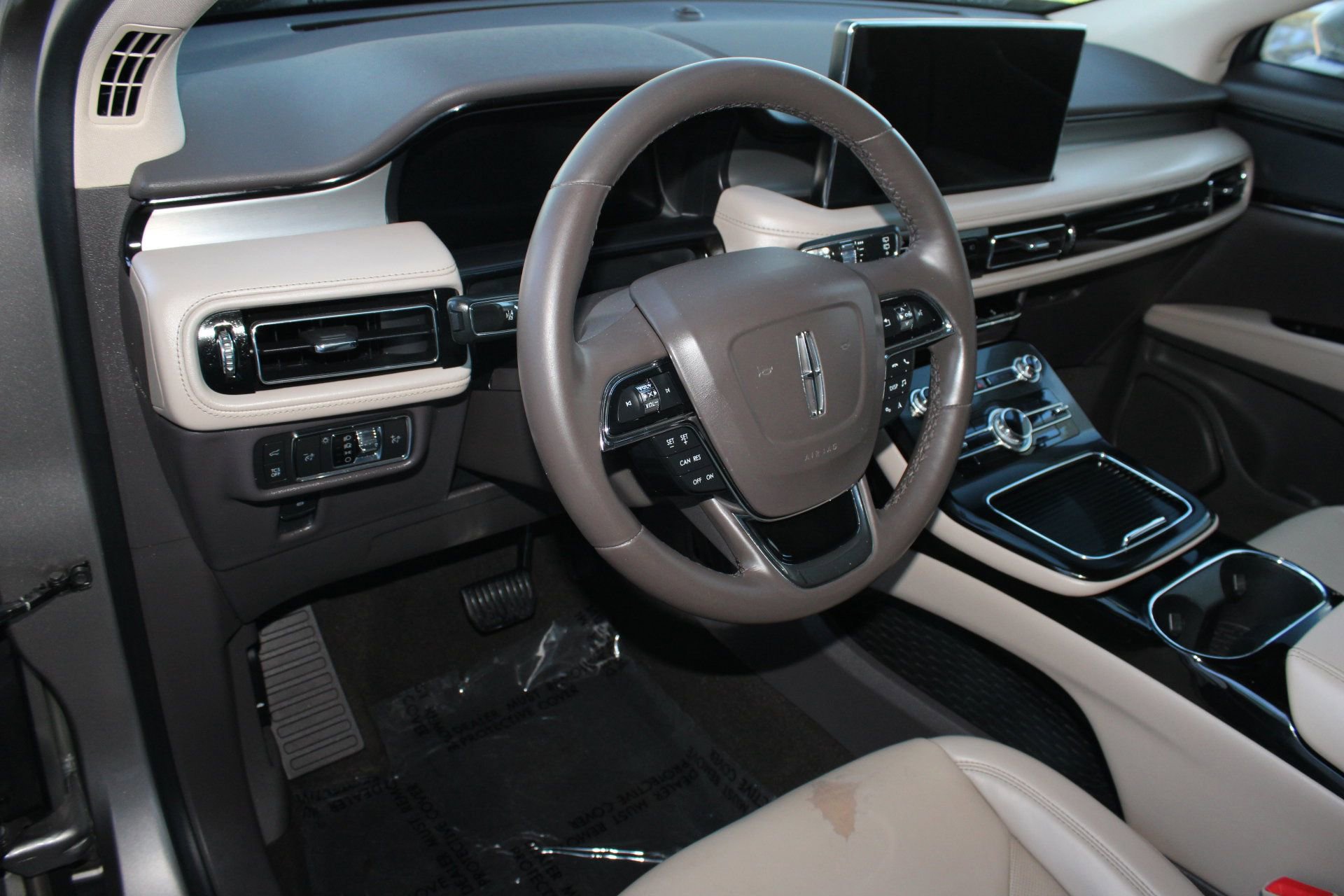 2021 Lincoln Nautilus Standard photo 3