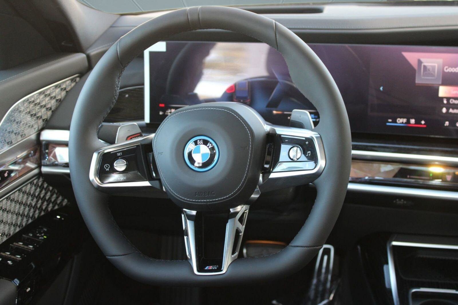 2026 BMW 7 Series 750e - Photo 15