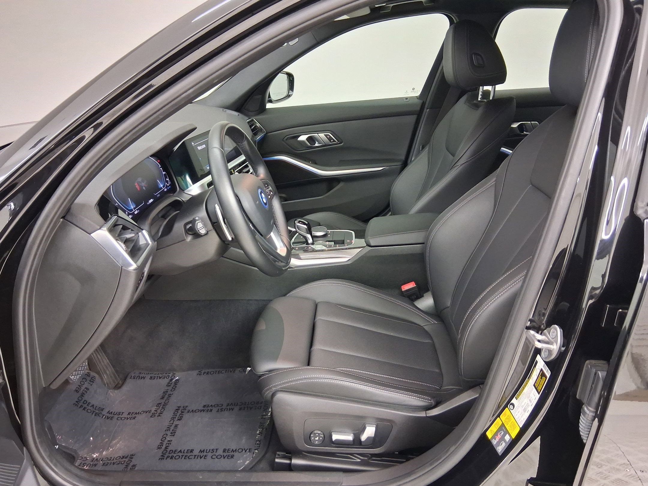 2022 BMW 330e photo 2