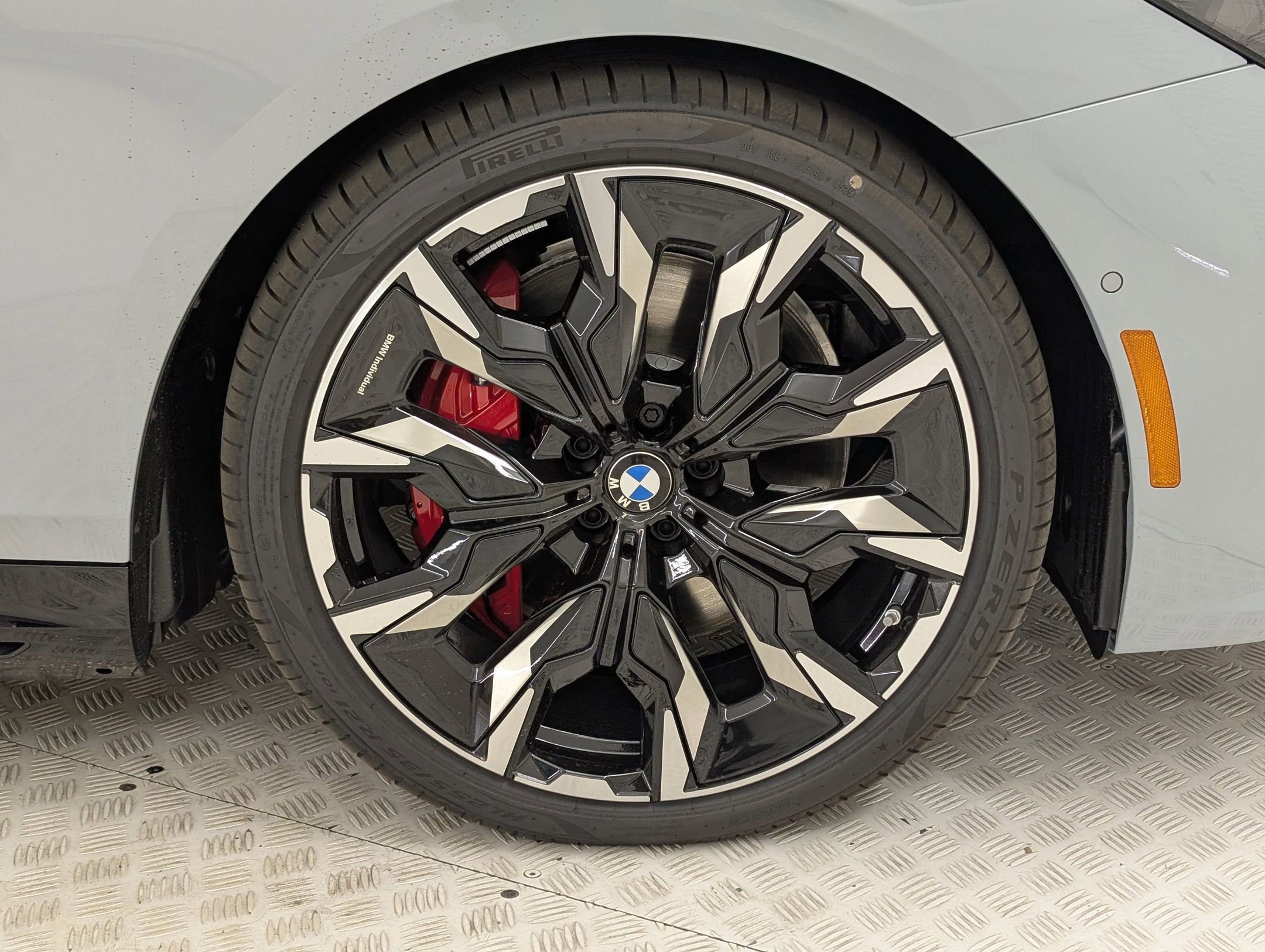 2026 Bmw 550e xDrive photo 3
