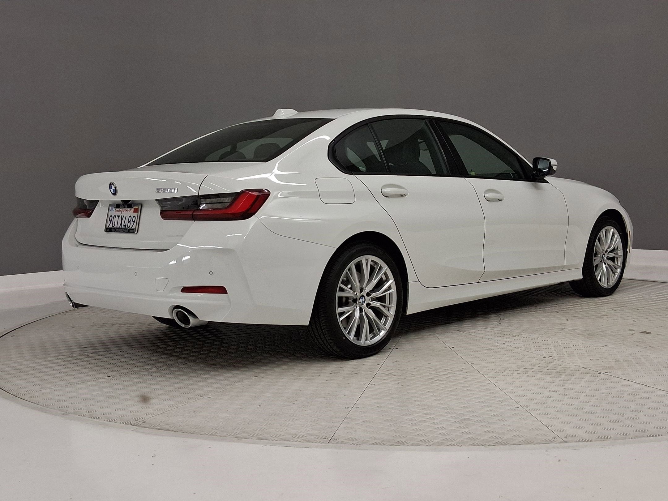 2023 BMW 330i photo 6