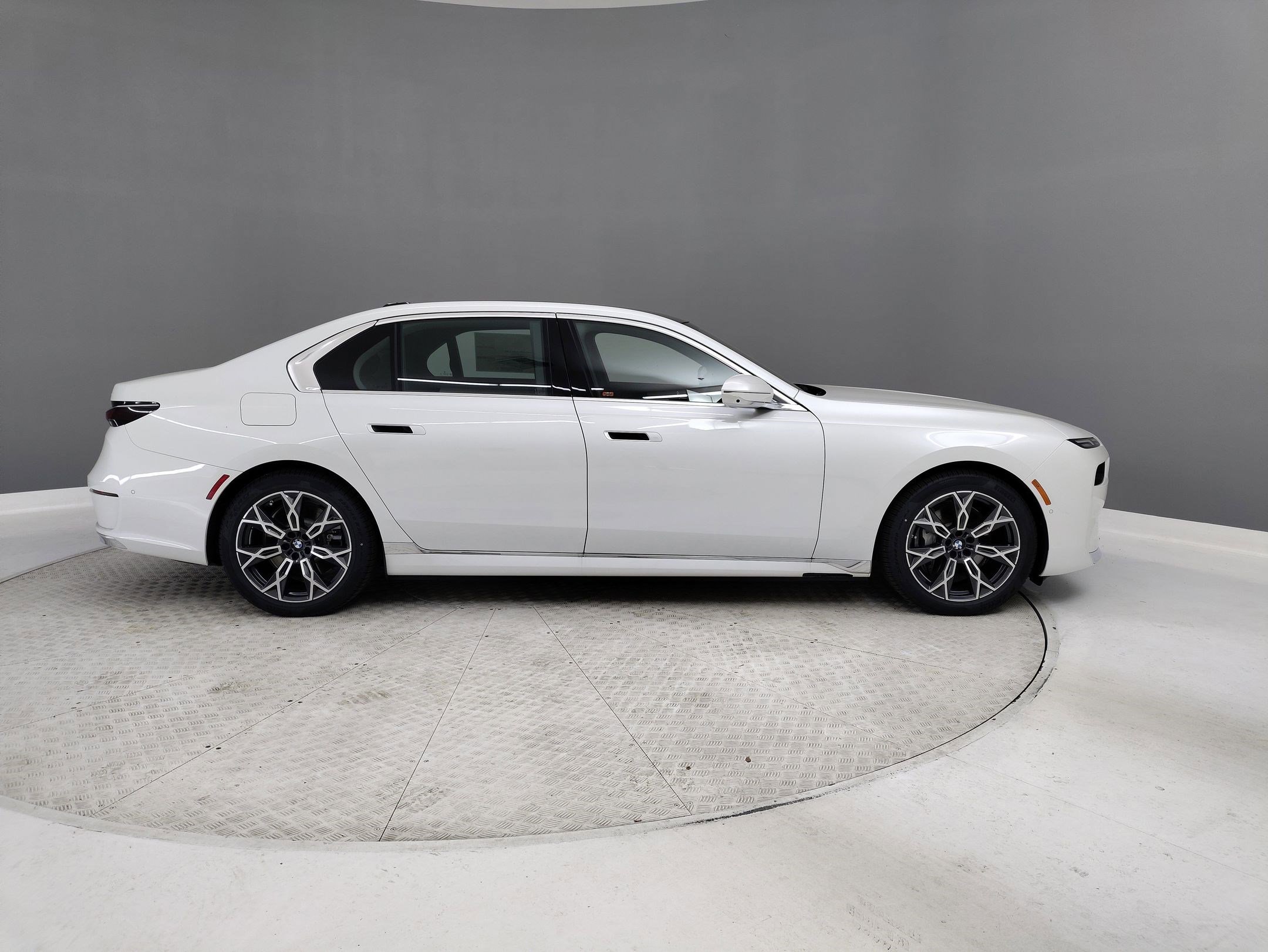 2025 BMW i7 xDrive60 photo 4