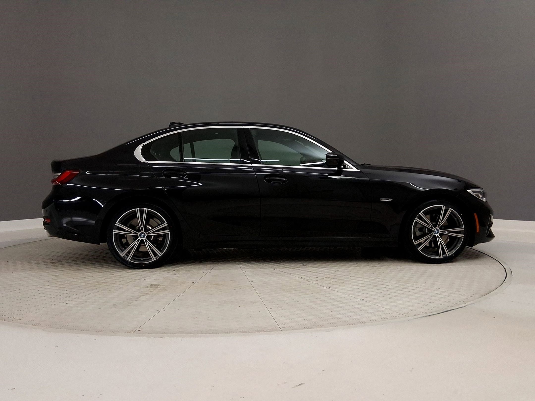 2022 BMW 330e photo 5