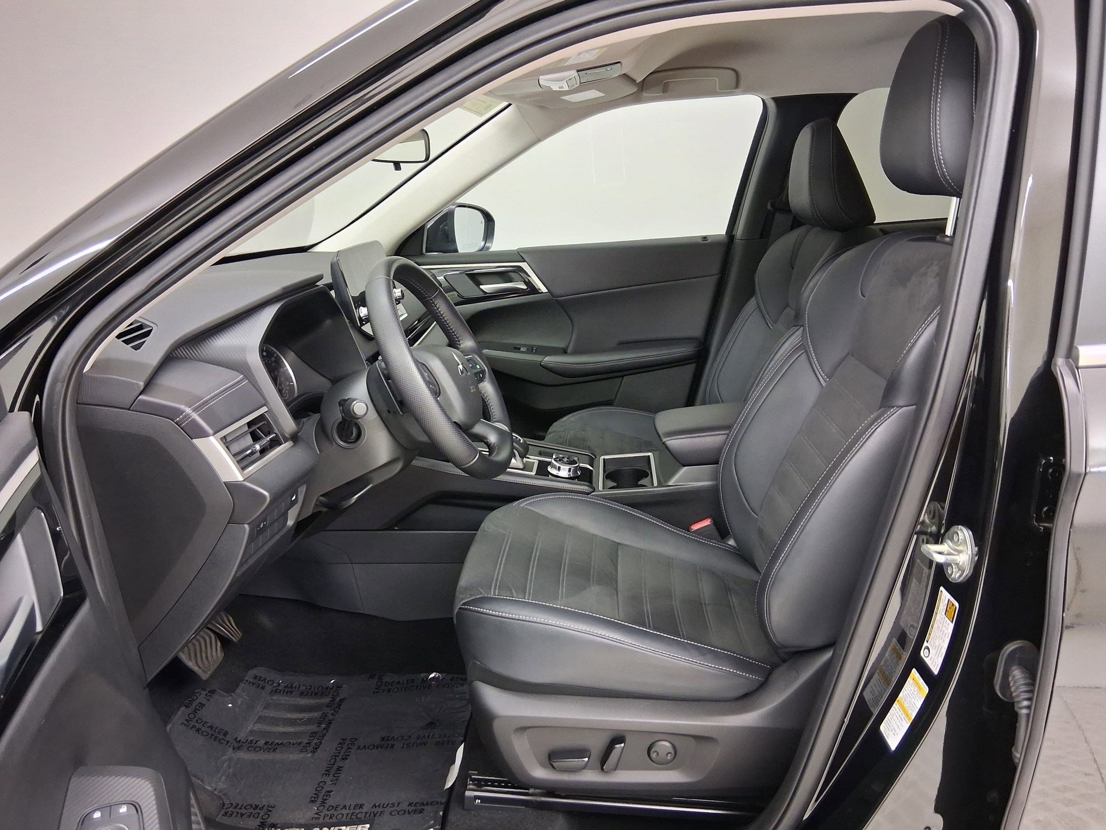 2024 Mitsubishi Outlander SE photo 2