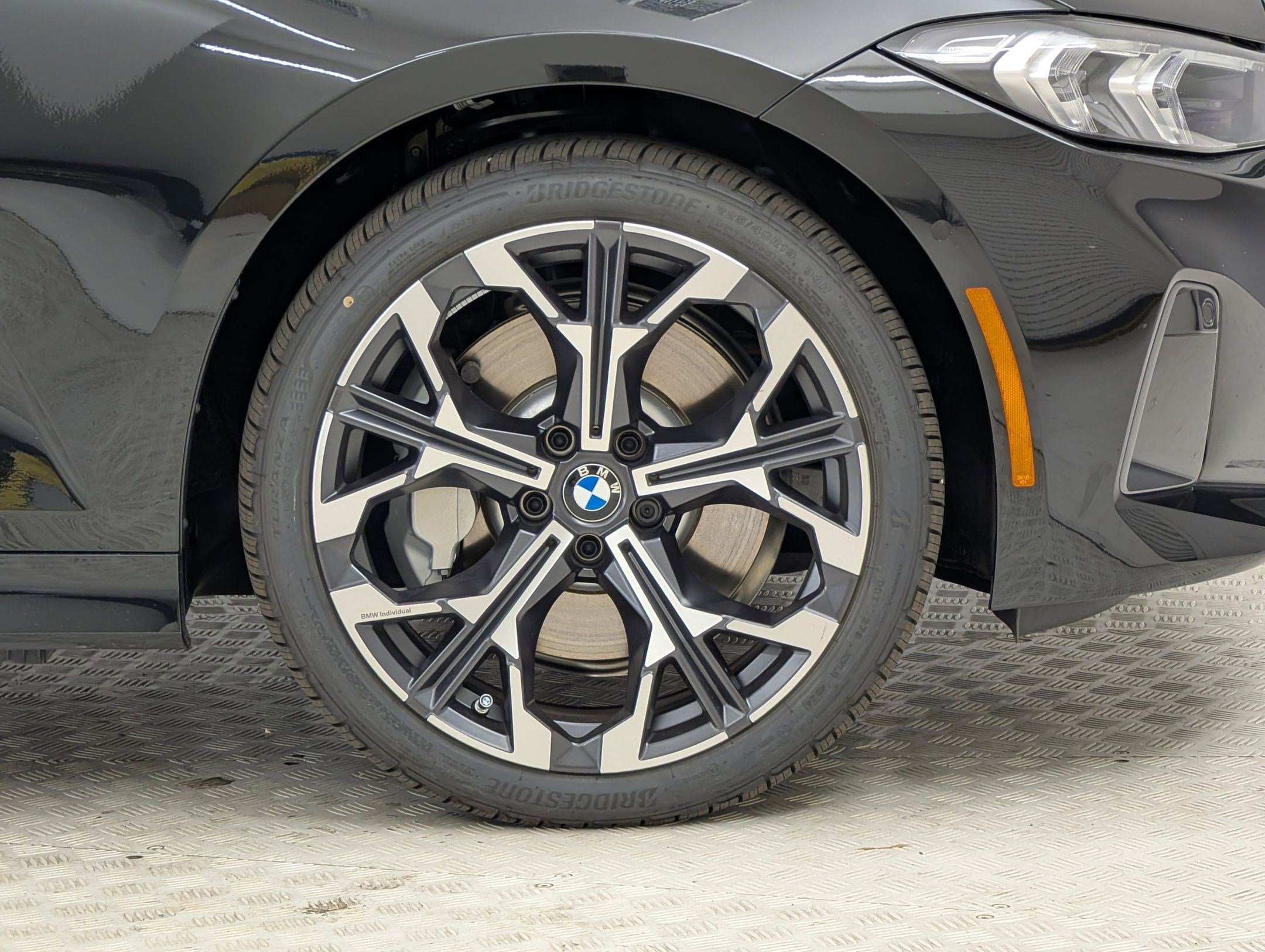 2025 BMW 330i photo 4