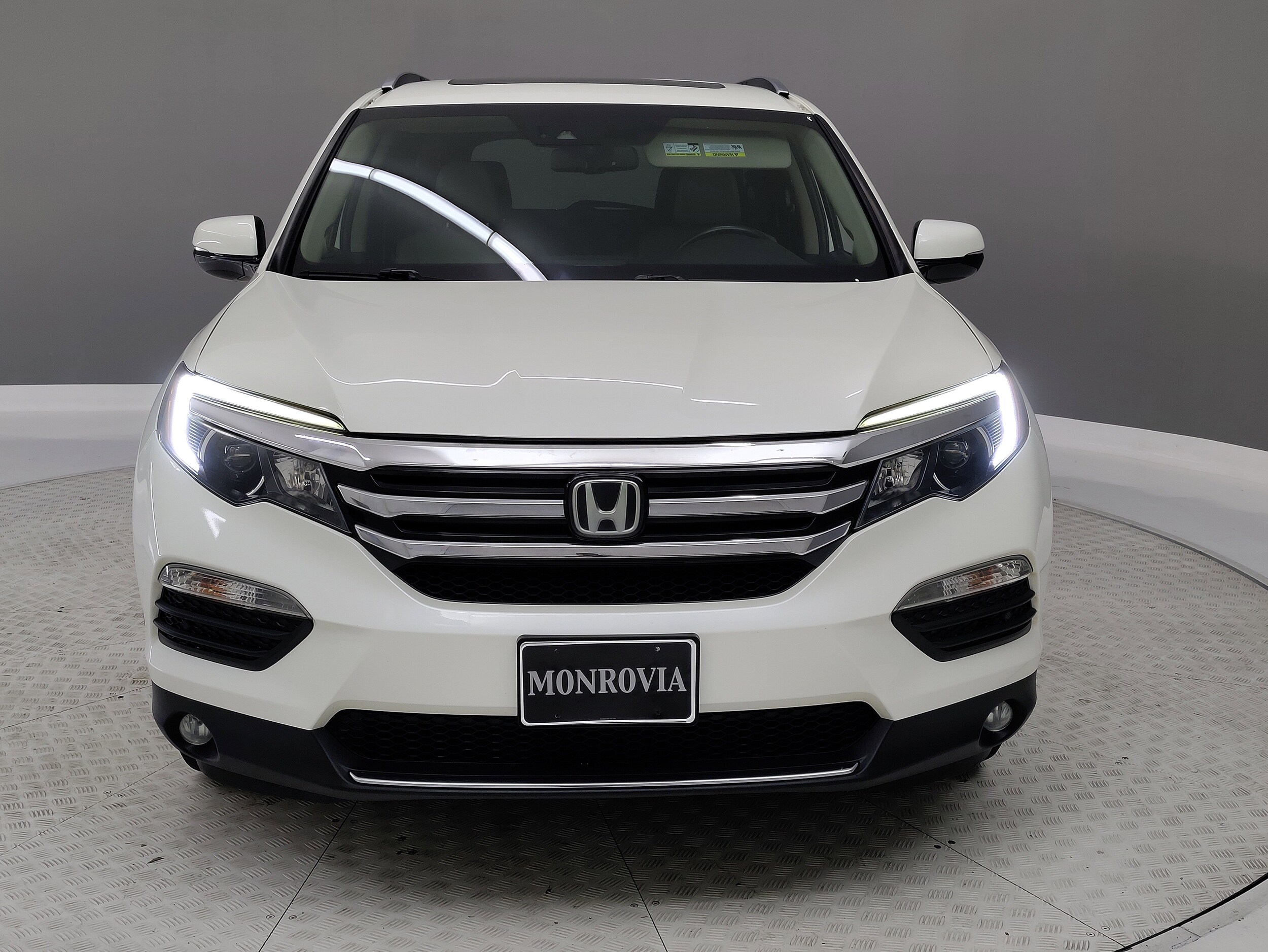 2016 Honda Pilot Elite photo 2