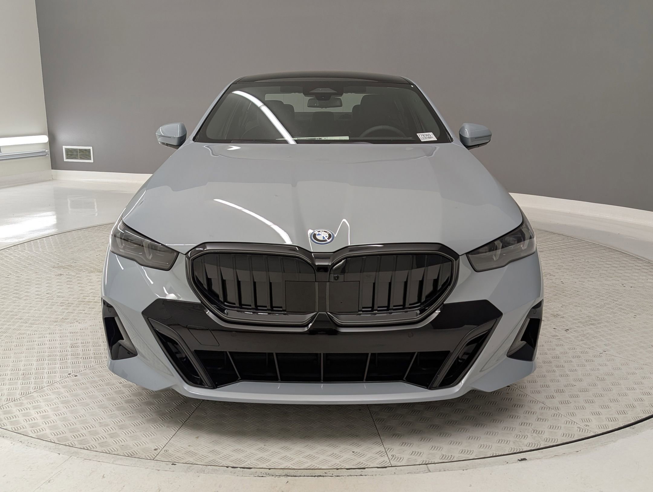 2026 Bmw 550e xDrive photo 2