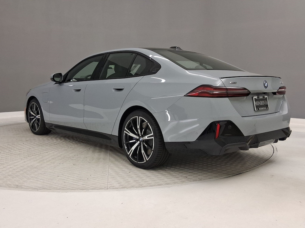New 2027 BMW 550e xDrive Sedan