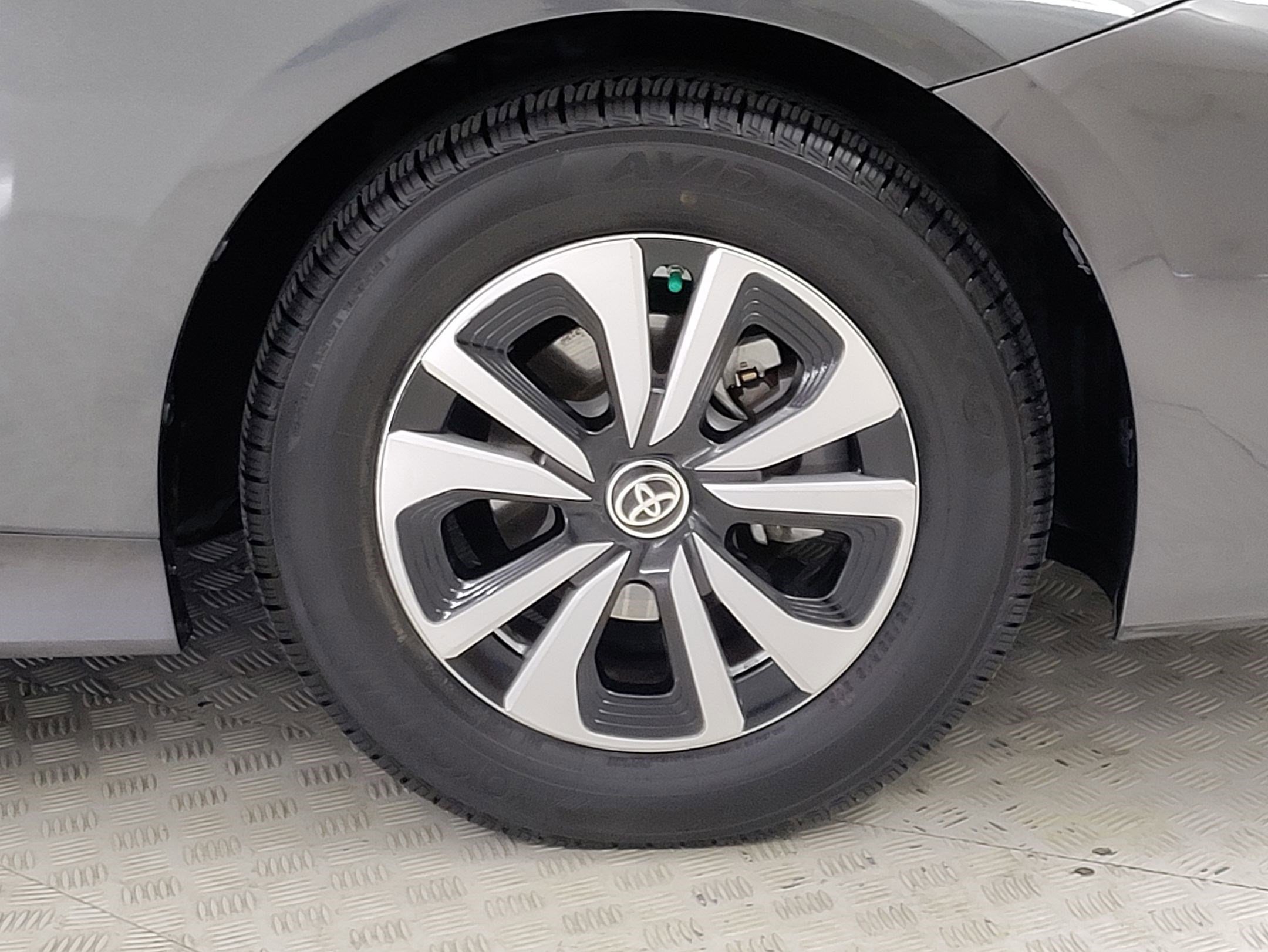 2017 Toyota Prius Prime Three photo 4