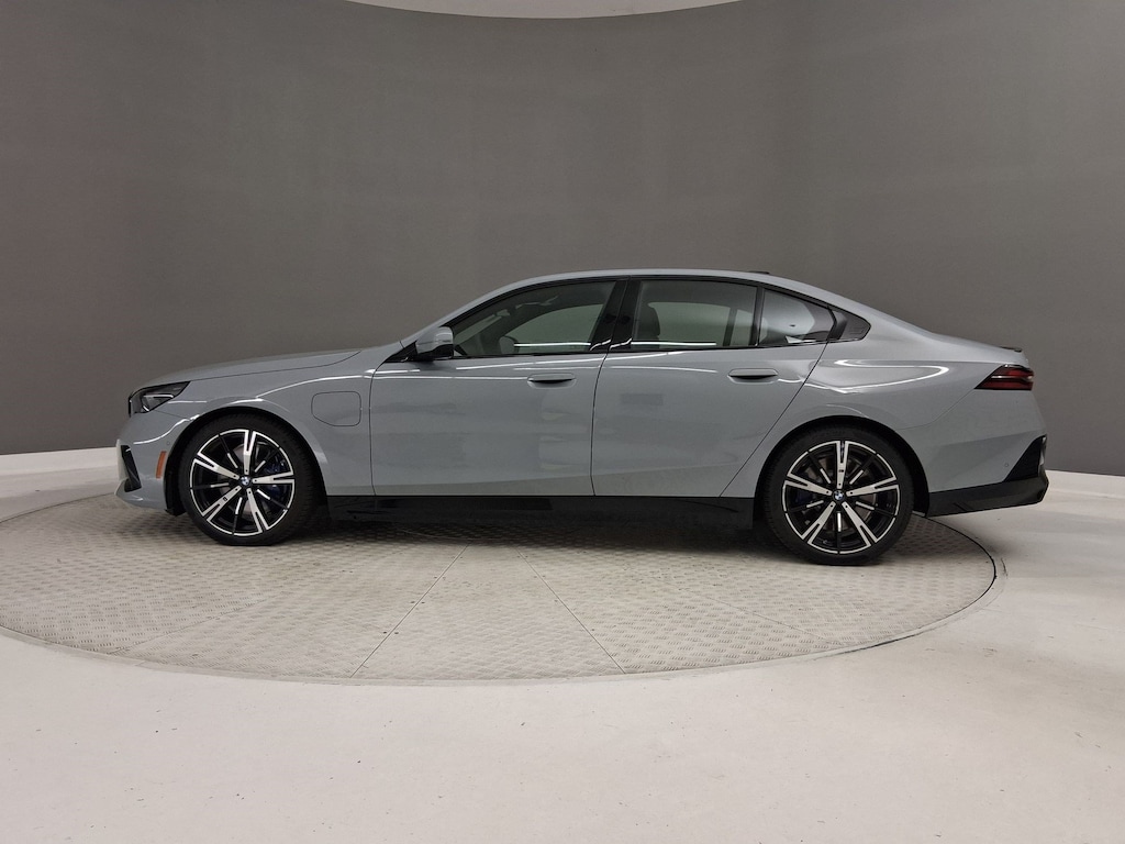 New 2027 BMW 550e xDrive Sedan