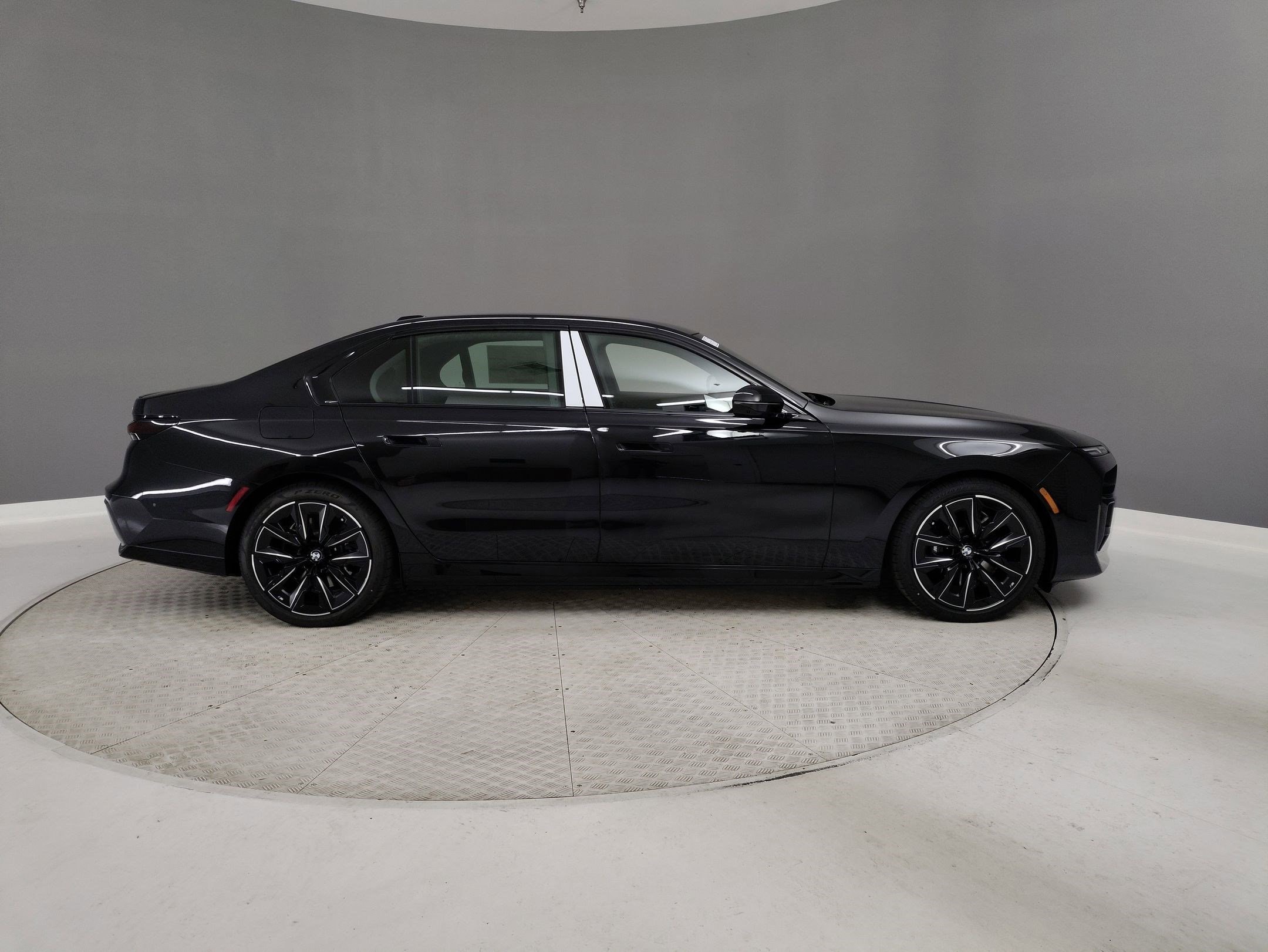 2025 BMW i7 xDrive60 photo 4