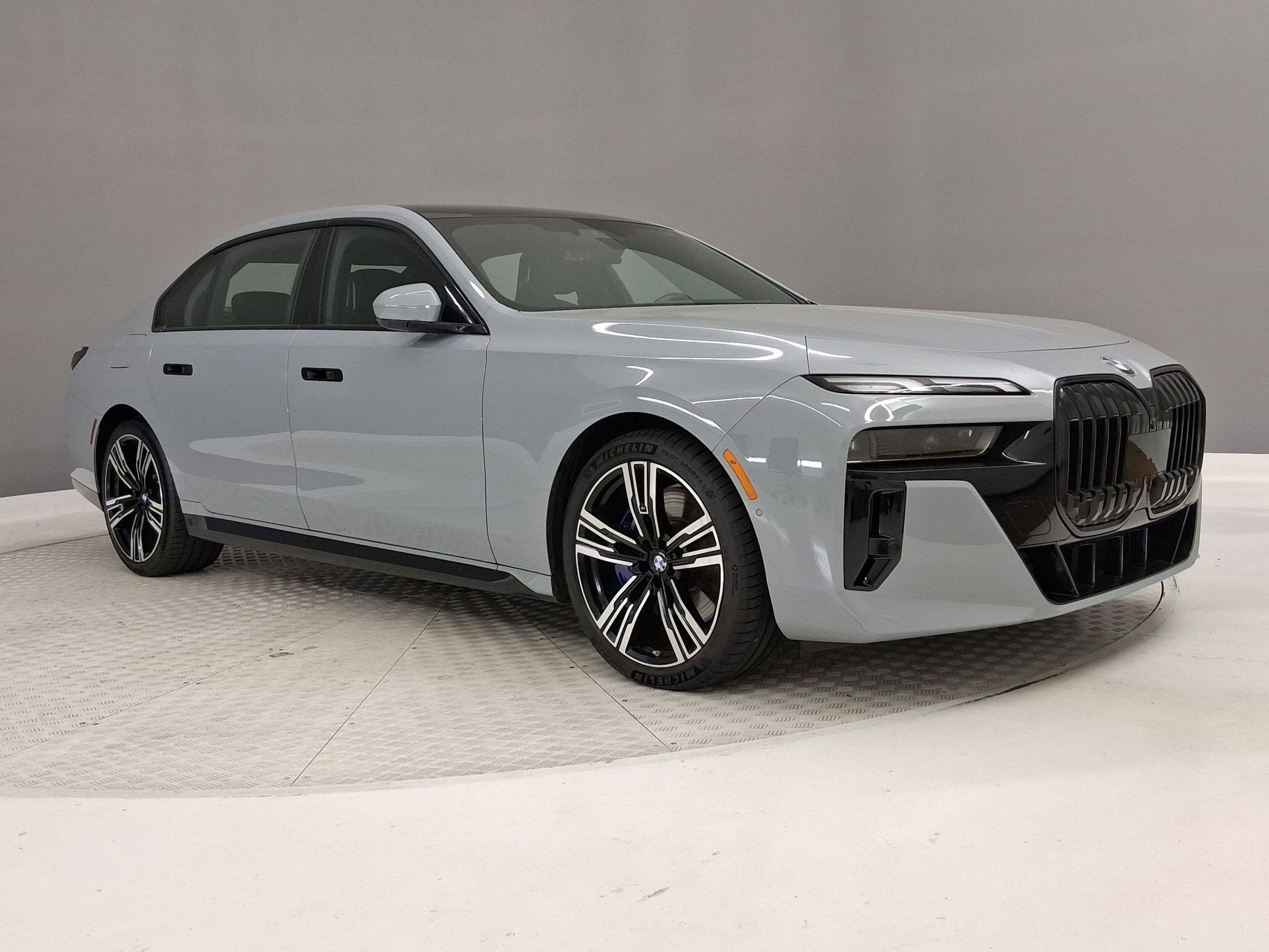 2023 BMW 760i xDrive photo 4