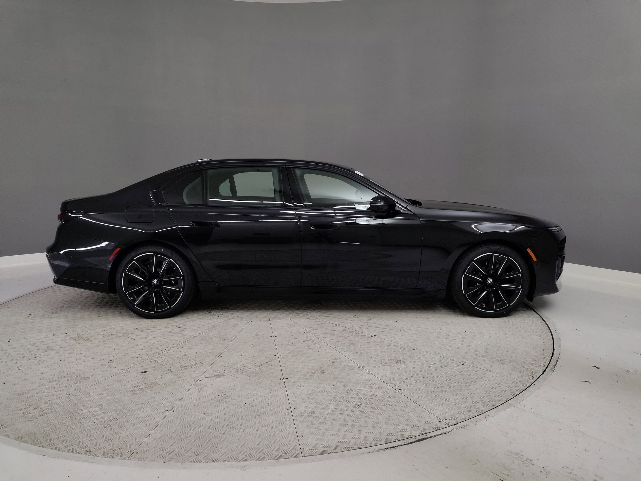 2025 BMW i7 xDrive60 photo 4