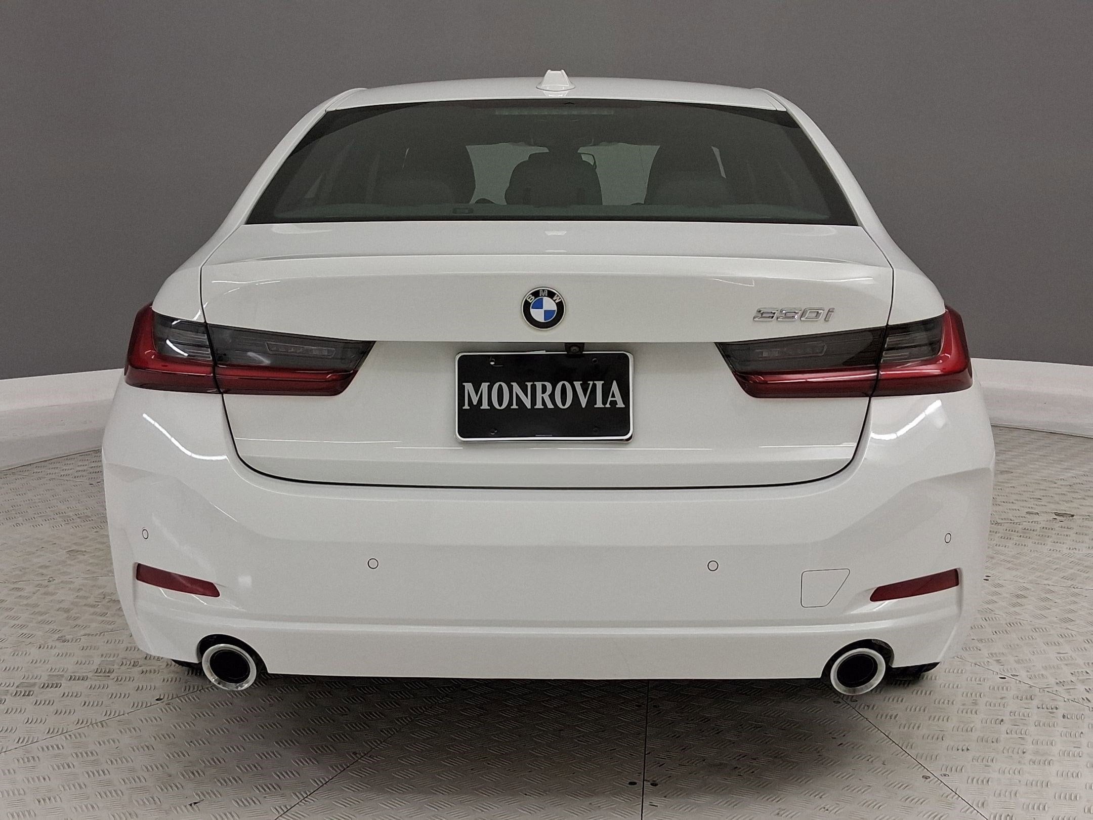 2023 BMW 330i photo 3