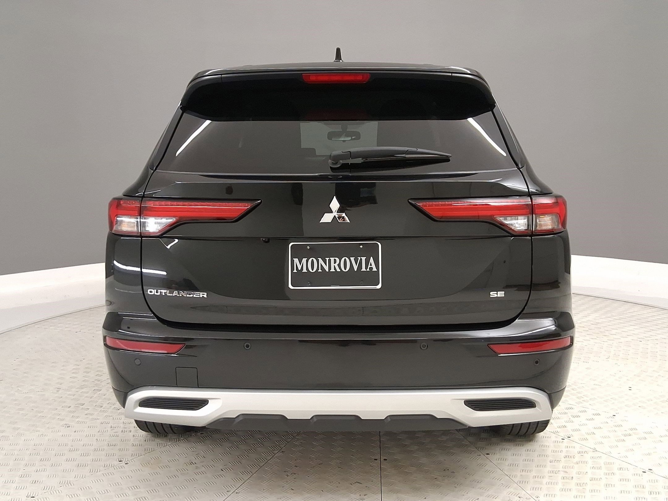 2024 Mitsubishi Outlander SE photo 3