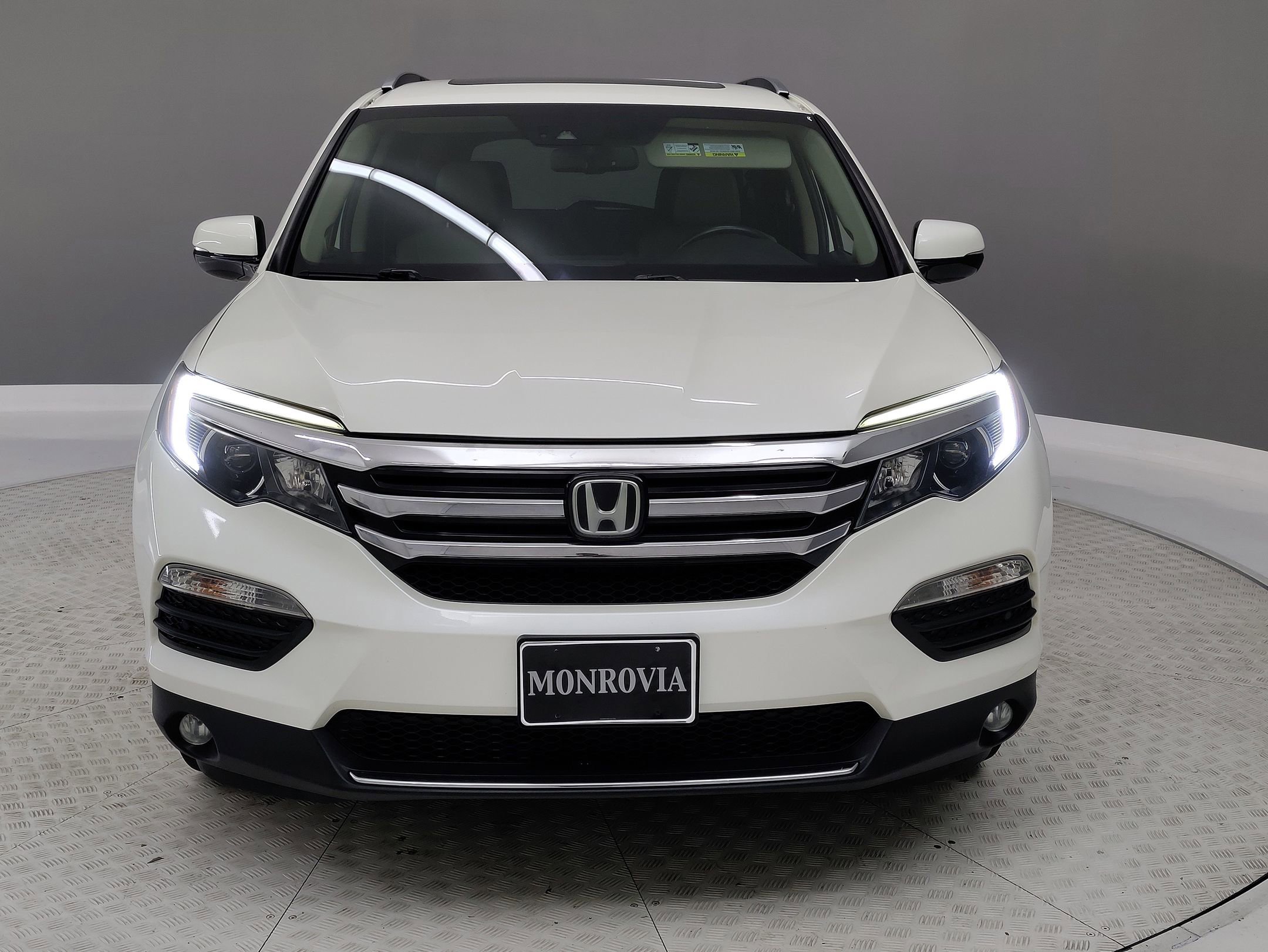 2016 Honda Pilot Elite photo 2