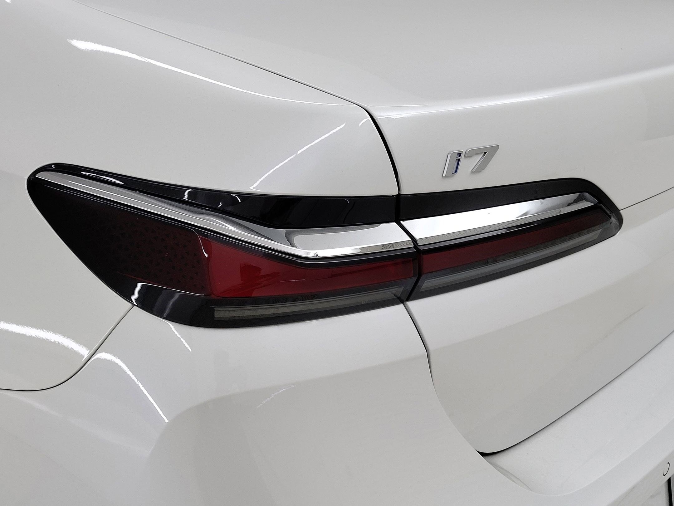 2025 BMW i7 xDrive60 photo 3