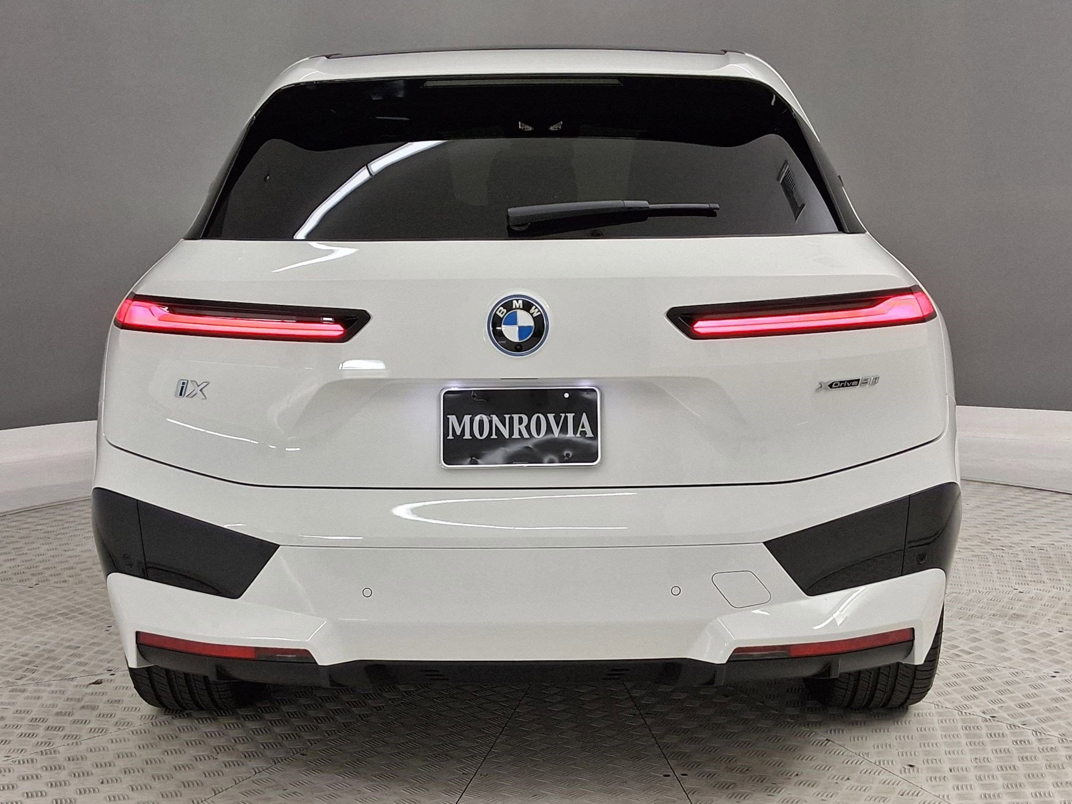 2023 BMW iX xDrive50 photo 3