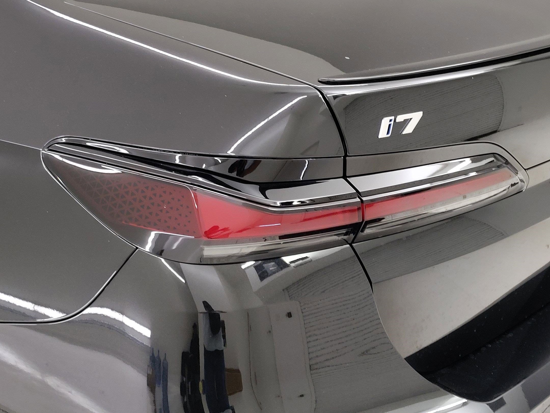 2025 BMW i7 xDrive60 photo 3