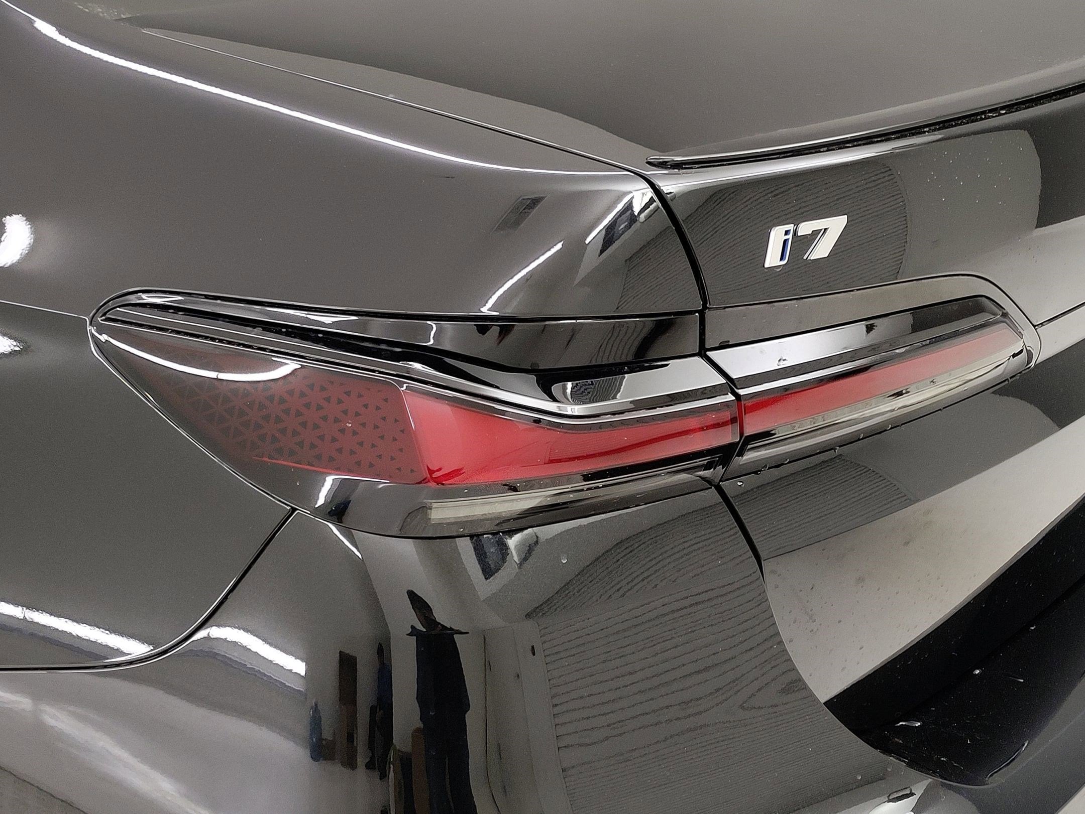 2025 BMW i7 xDrive60 photo 3