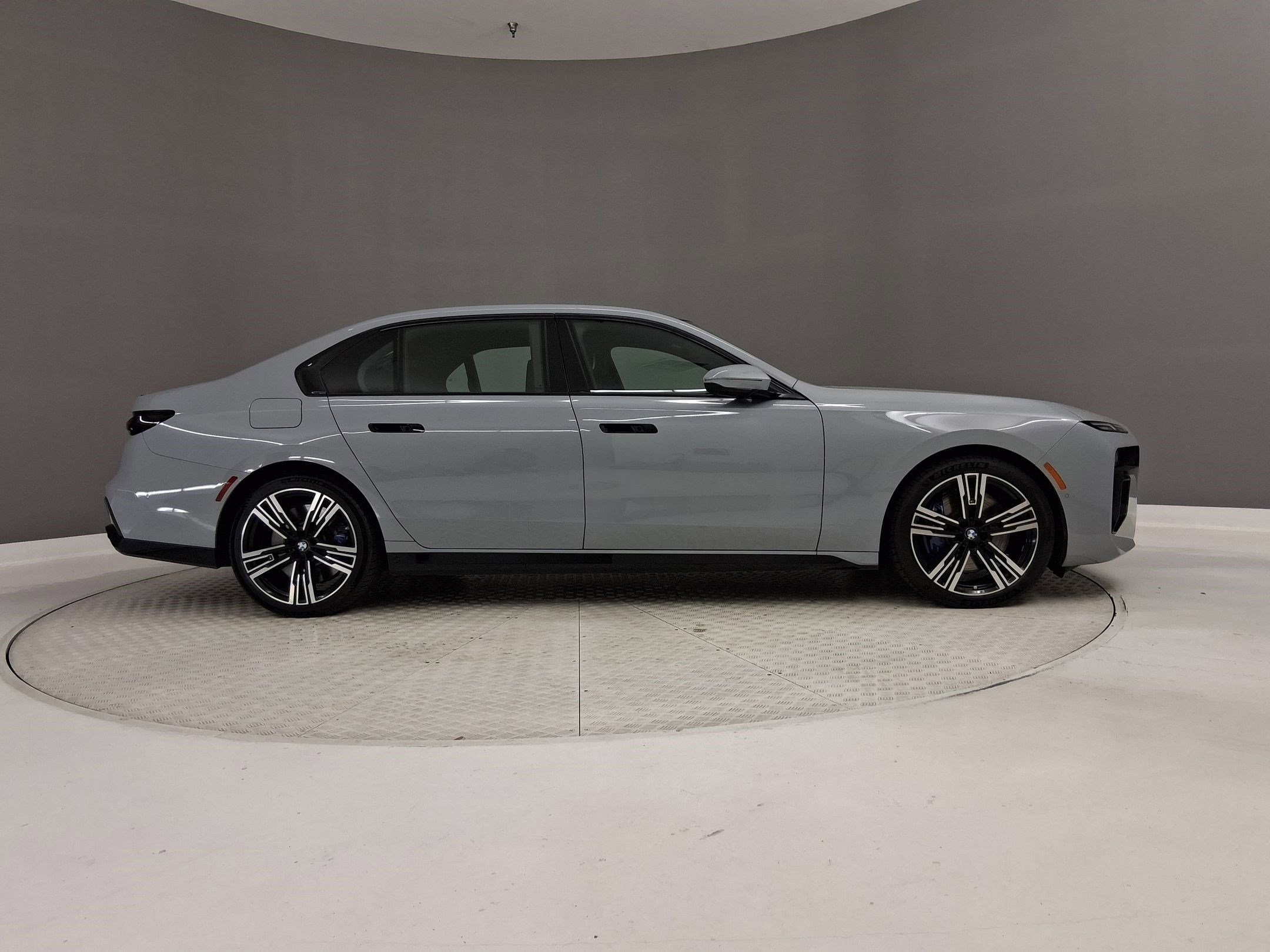 2023 BMW 760i xDrive photo 5
