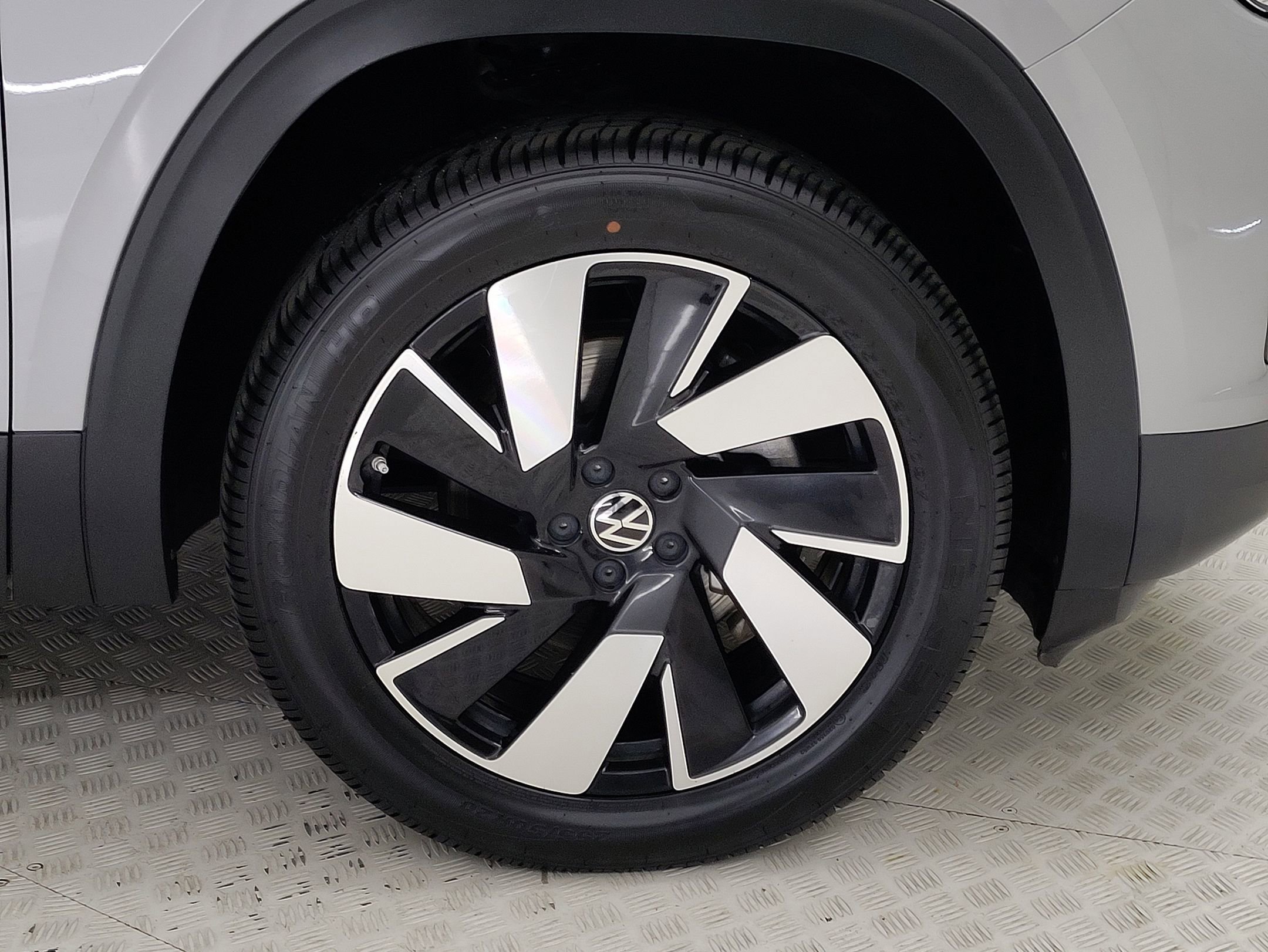 2024 Volkswagen Atlas Cross Sport SE Technology photo 4
