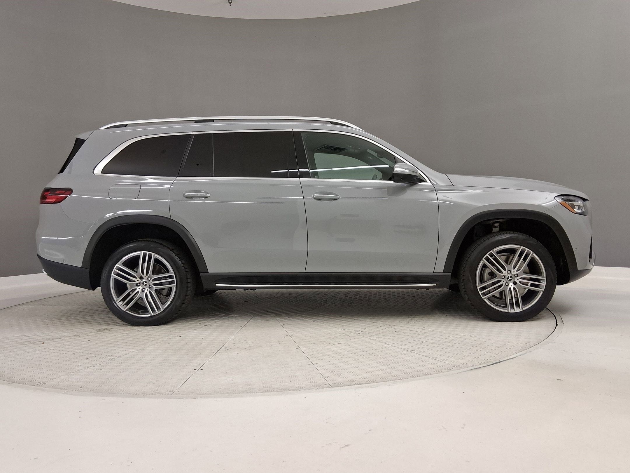 2025 Mercedes-Benz GLS 450 4MATIC photo 5