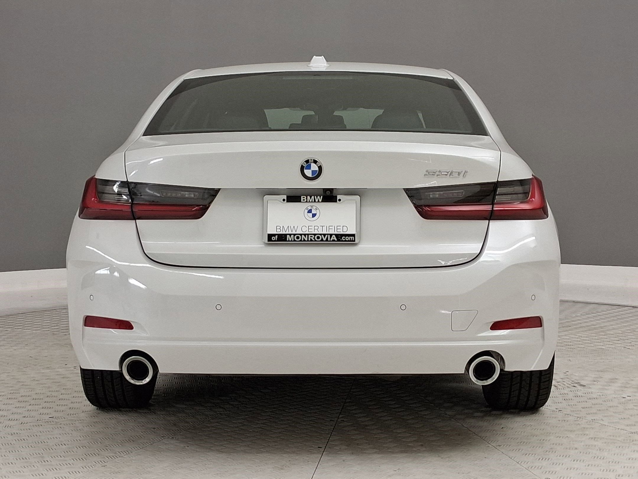 2023 BMW 330i photo 3