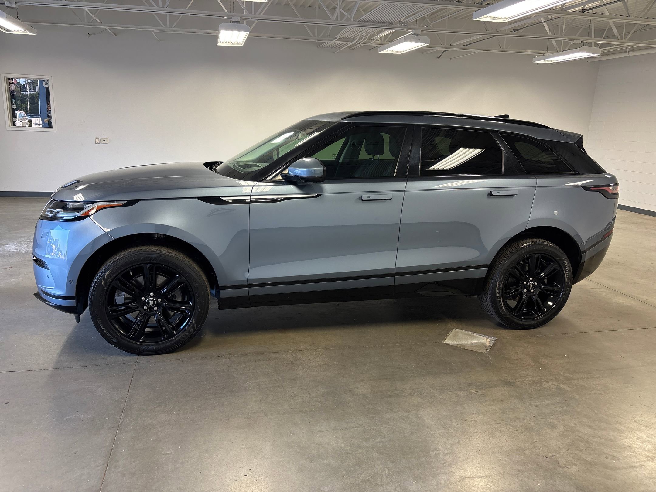 2018 Land Rover Range Rover Velar R-Dynamic SE photo 2
