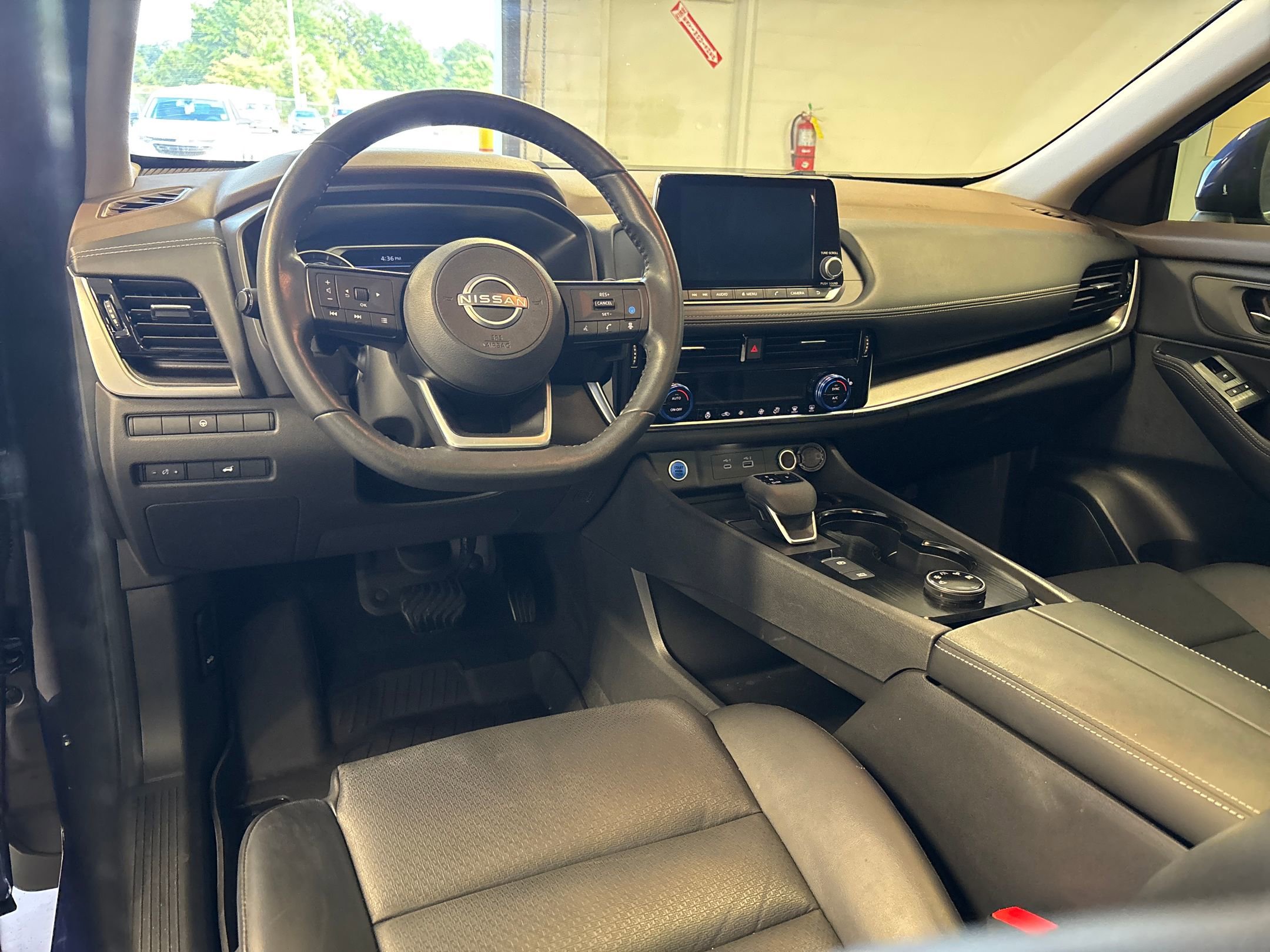 2022 Nissan Rogue SV photo 4