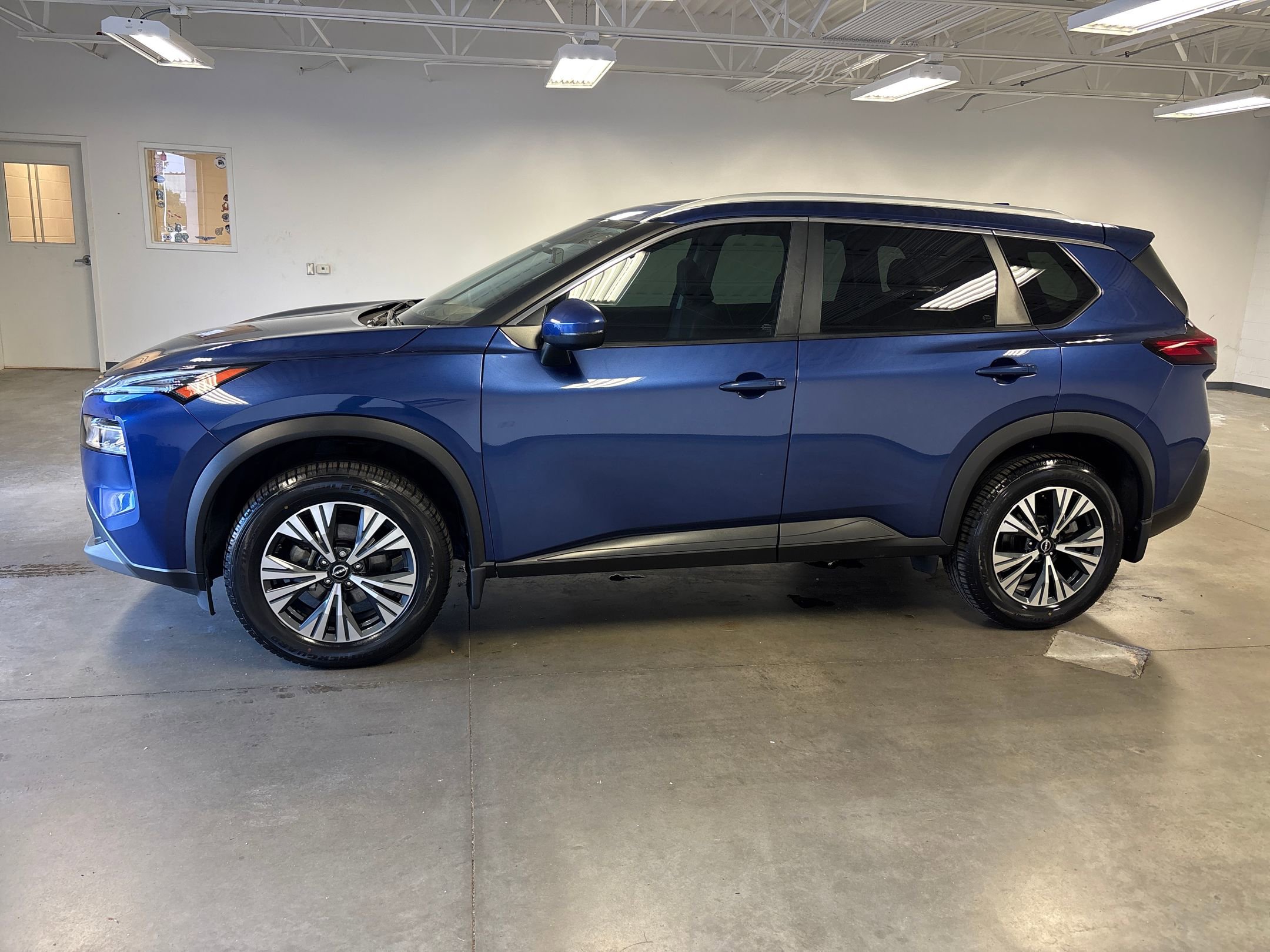 2022 Nissan Rogue SV photo 2