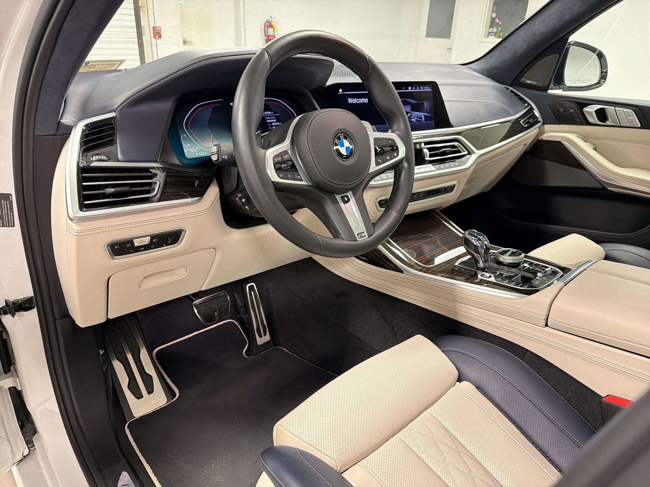 2021 BMW X7 photo 2